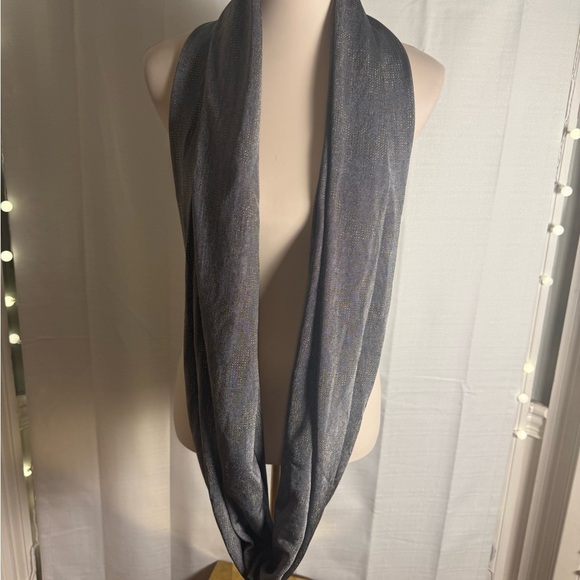 Sholdit Versatile Gray Infinity Scarf Soft Lightweight Accessory with Pocket - Picture 3 of 7
